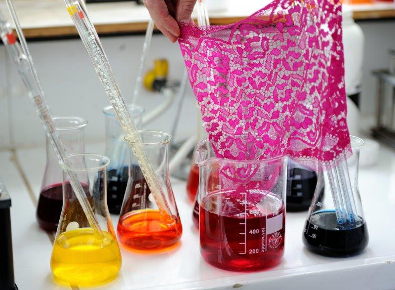 Teinture dentelle Sophie Hallette©Philippe Huguen